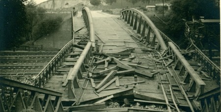 Most cukrowski po zniszczeniu wewrześniu 1939r. fot. muzeum.naklo.pl 