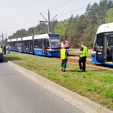 Zderzenie tramwajów, na miejscu służby. 16 osób przewiezionych do szpitala
