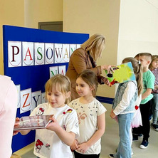 Uroczyste pasowanie. Pierwszoklasiści w świecie książek