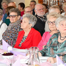 Kwiaty, życzenia i obiad. Seniorzy świętowali Dzień Kobiet i Mężczyzn