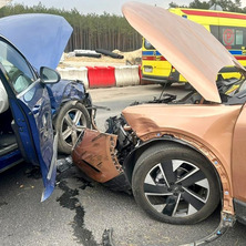 Zderzenie trzech aut. Dwie osoby zabrane do szpitali